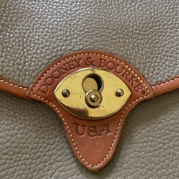 Dooney&Bourke Vintage cross body bag in good use condition, gold hardware - Picture 7 of 11